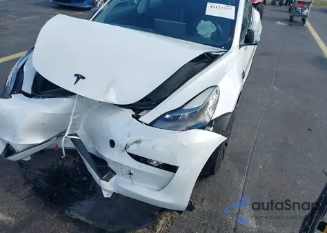 2021 Tesla Model 3 Standard Range Plus Rear-Wheel Drive z USA, uszkodzony, nr VIN 5YJ3E1EA2MF057698